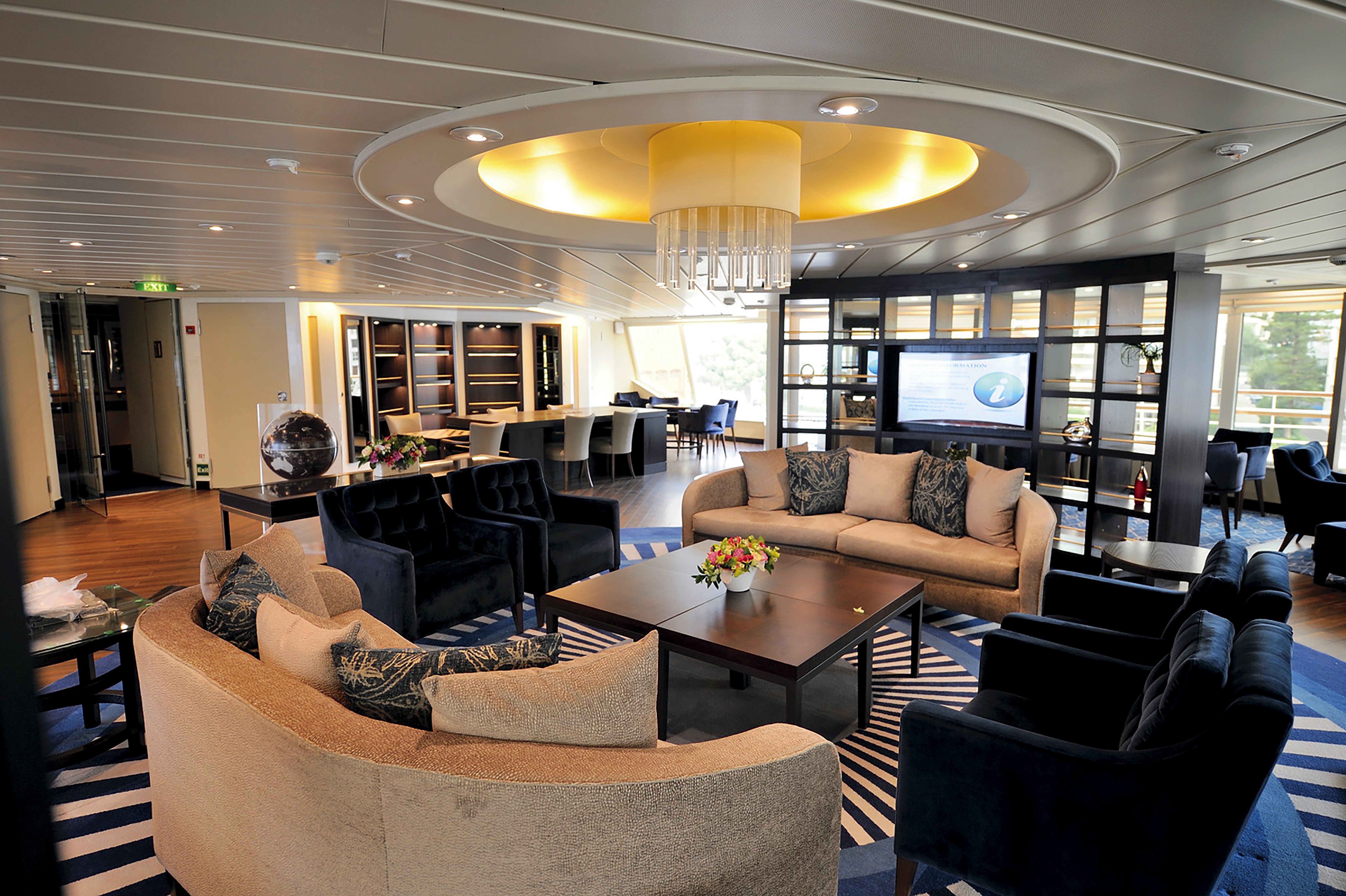 Star Breeze -  The Yacht Club and Library